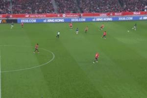 超巨失误！澳大利亚国门马修-瑞安禁区内带球拌蒜，法甲送大礼