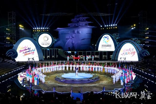im电竞官网-海天为幕 轮舞风华 2025年世界速度轮滑锦标赛在秦皇岛北戴河开幕