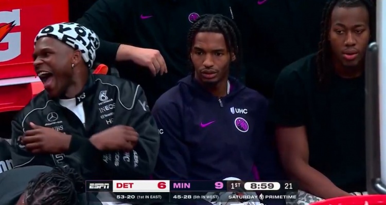 im电竞APP下载-哈哈哈怪好玩！爱德华兹替补席拍腿大笑 道苏姆&amp;菲利普斯两脸无感